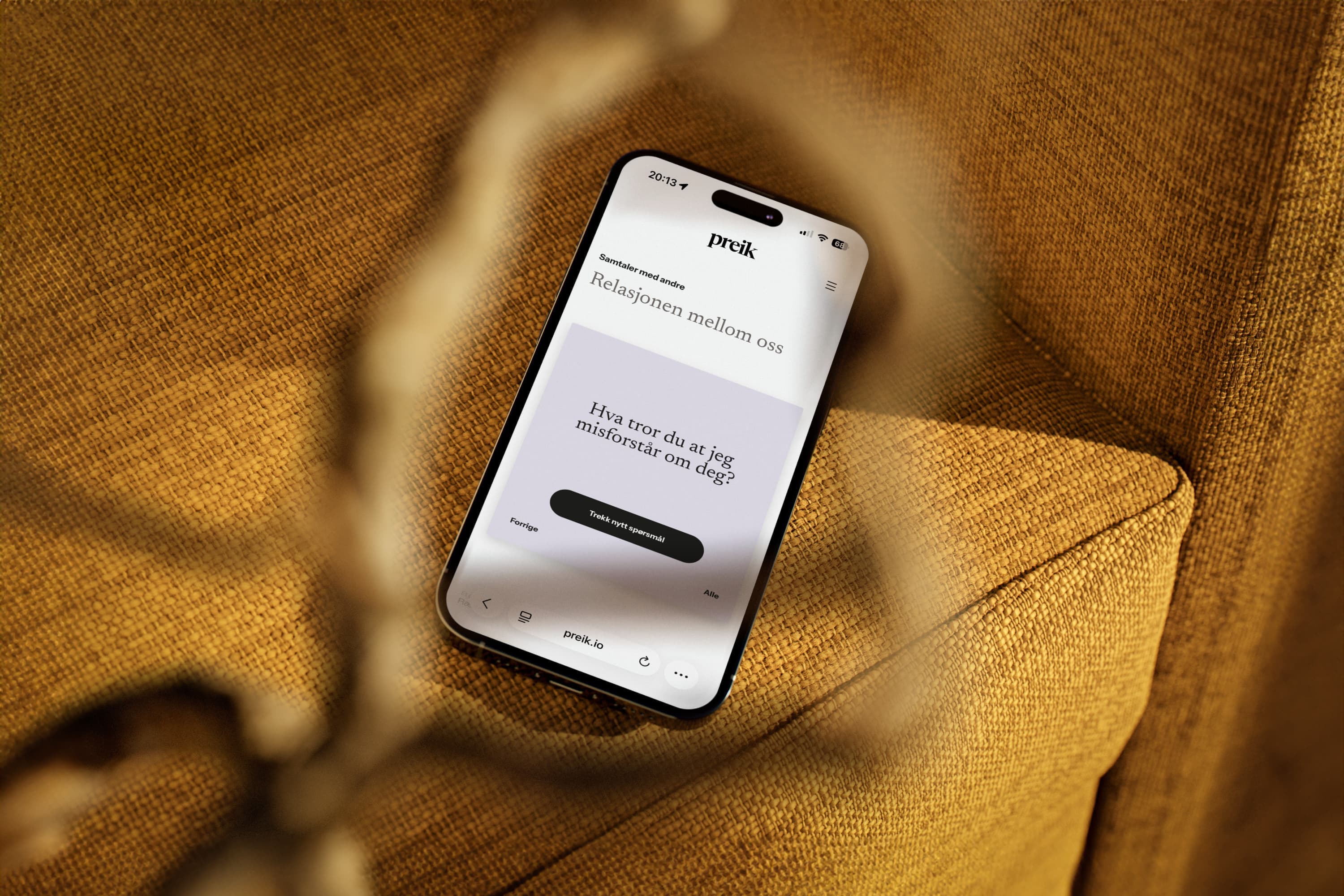Preik vist på en mobiltelefon i en samtalesituasjon.