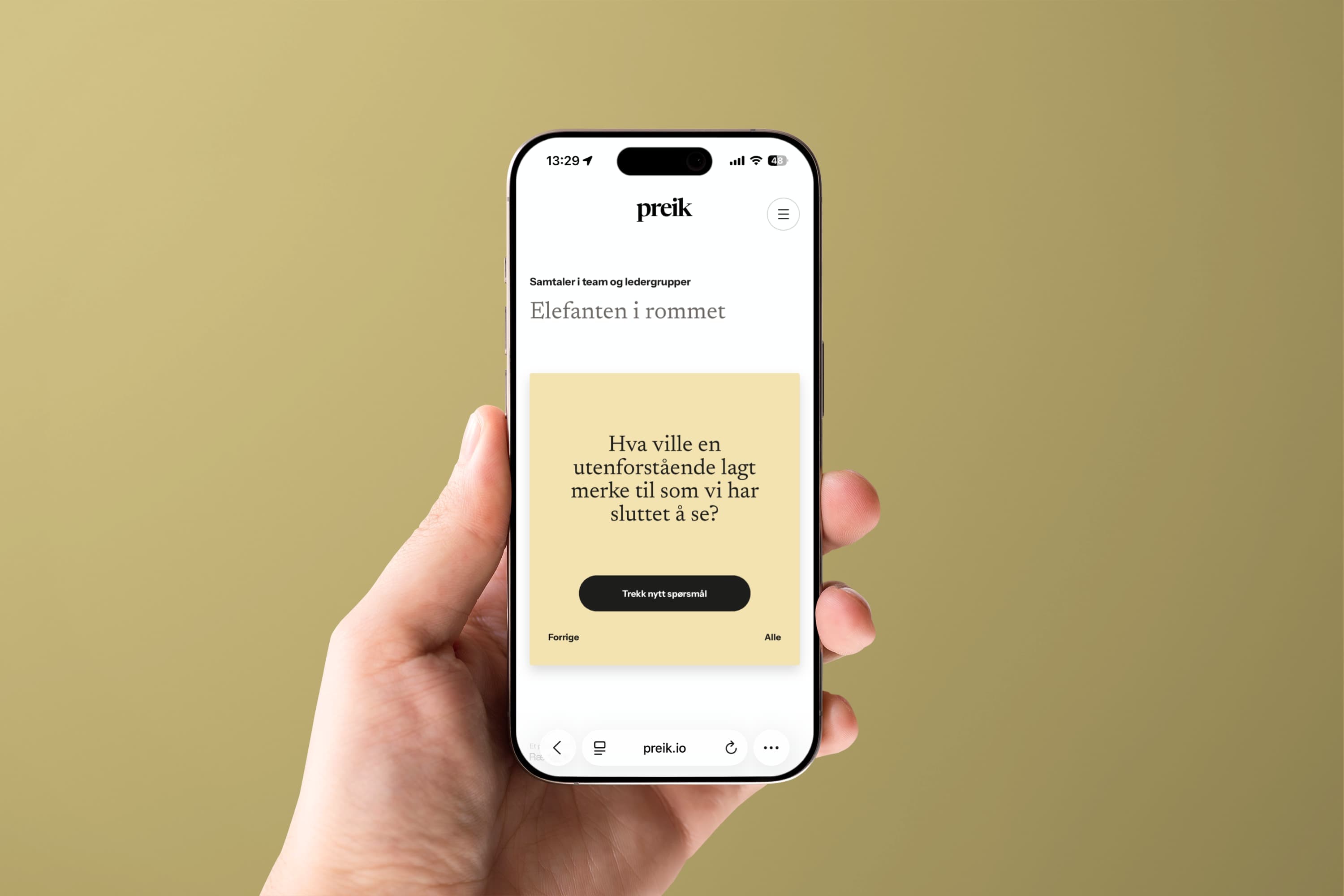 Preik vist på en mobiltelefon i en samtalesituasjon.